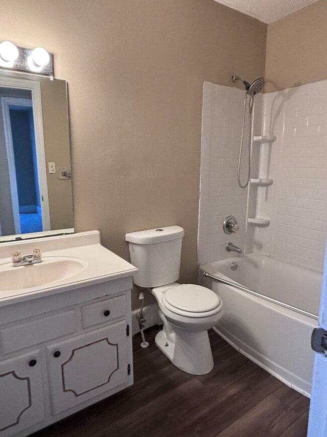 Building Photo - 3-bedroom Close to South Elm Street