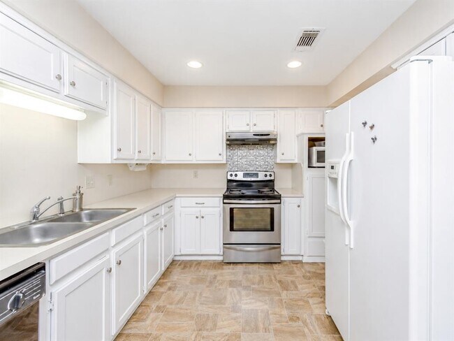Building Photo - 2217 Parkside Dr