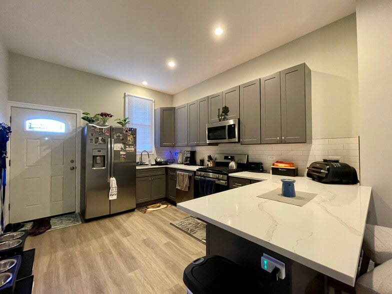 Building Photo - 1725 N Honore St