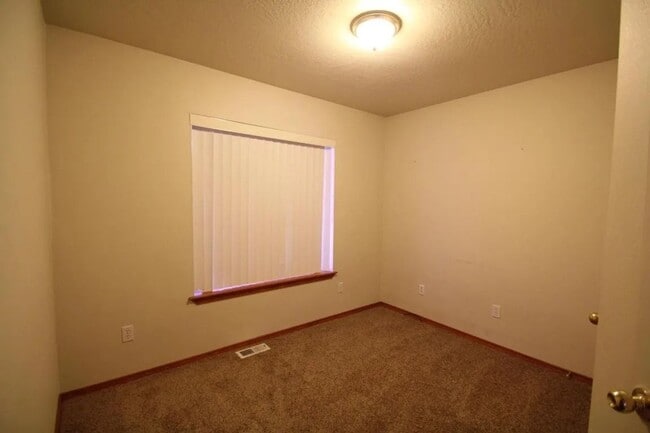 Building Photo - Charming Rancher for Rent in Sunshine Meadows