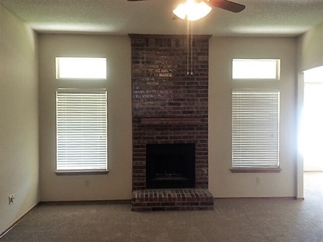 Building Photo - 17408 Valley Crst