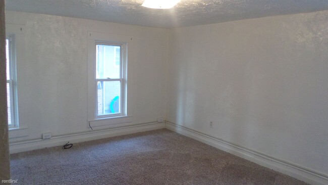 Building Photo - 3 br, 1 bath Triplex - 125 North Chestnut ...