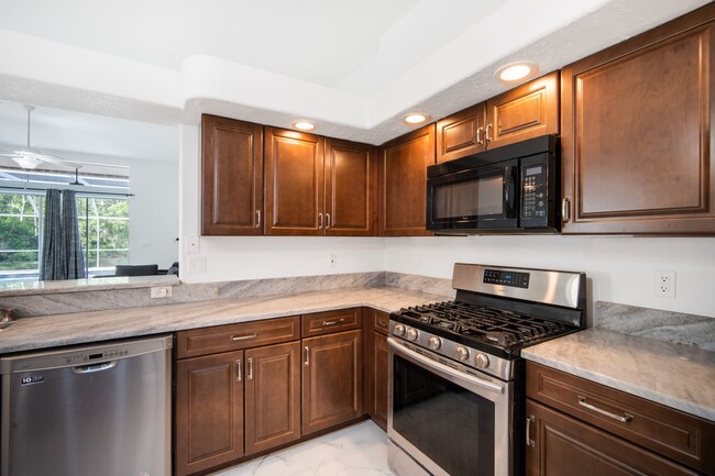 Building Photo - Enjoy the luxury living in Kingshyre, a hi...