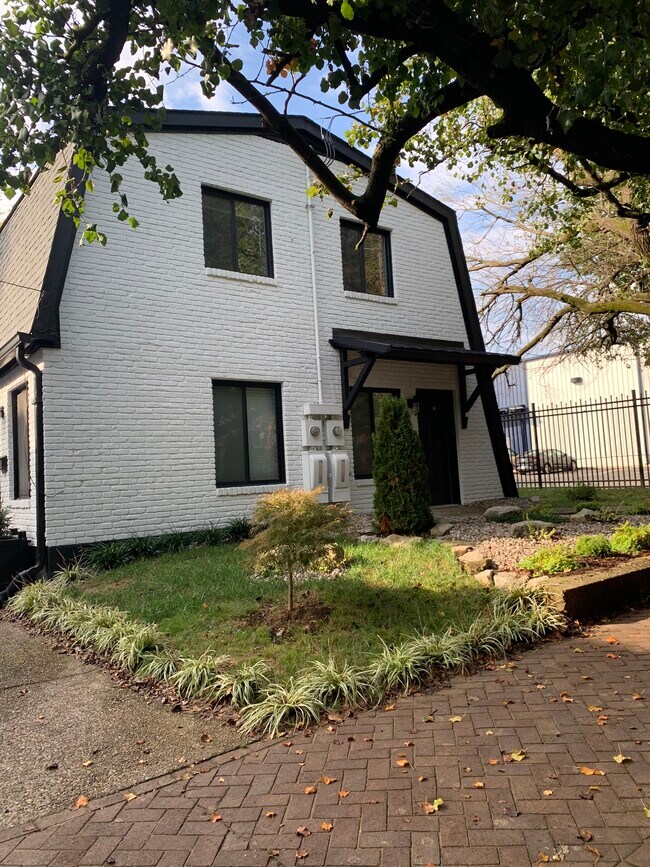 Front - 932 E Washington St