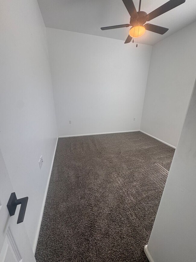 Building Photo - Beautiful newer townhome with Mountain View’s