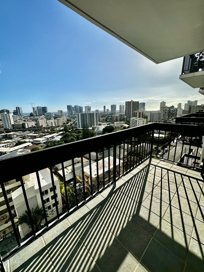 Building Photo - 1560 Thurston Ave