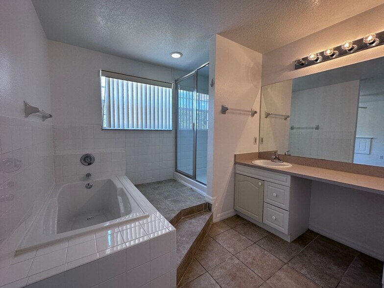 Building Photo - 307 Coconut Palm Way