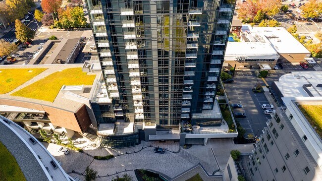 Building Photo - Luxury Executive Condo w/AC in the Heart o...