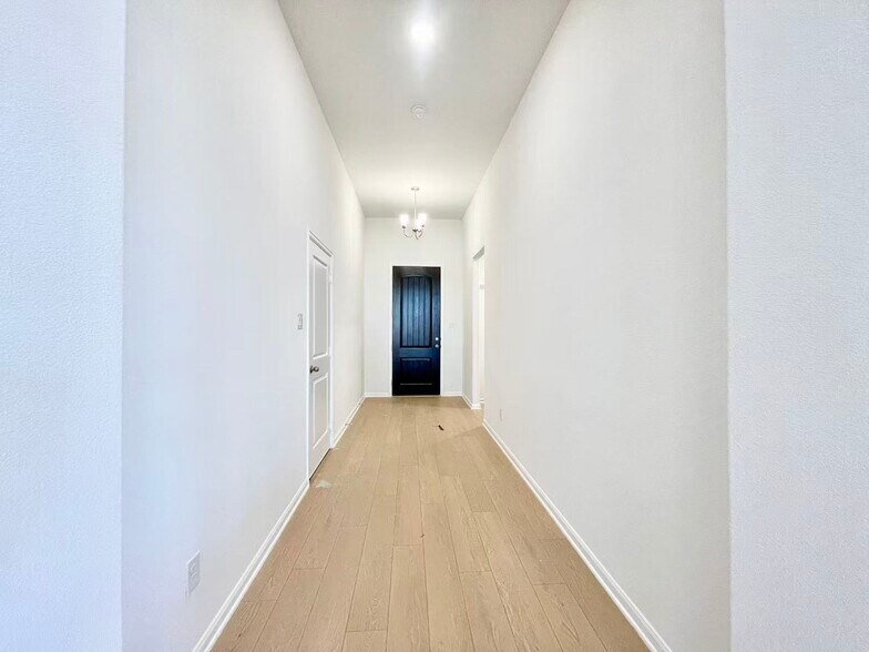 Building Photo - 16205 Garden Dr