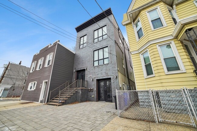 Building Photo - 46 Carlton Ave