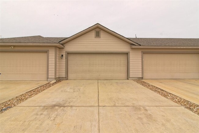 Building Photo - 315 N Heatherwilde Blvd