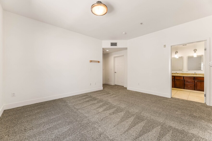 Building Photo - 11831 Avon Way