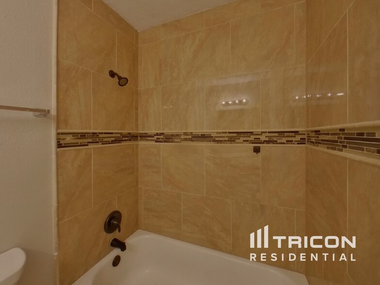 Building Photo - 483 Spruceview Dr
