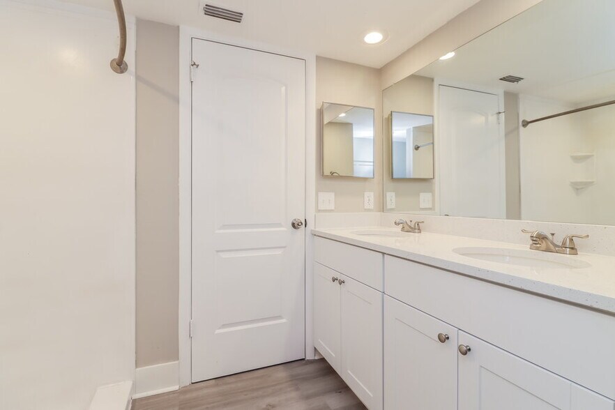 Building Photo - 12909 Walnut Tree Ln