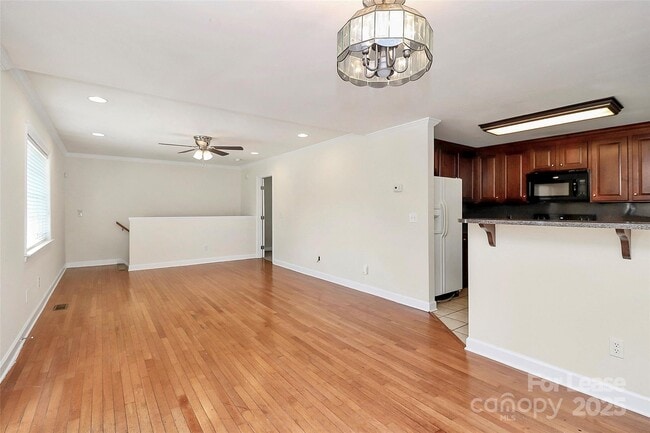 Building Photo - 1005 Rainbow Dr