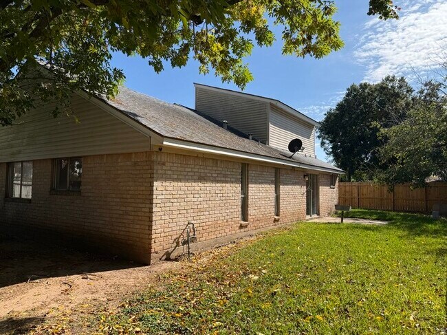 Building Photo - 15127 Grove Gardens Dr