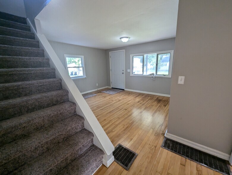 Building Photo - 114 Maple Manor Dr