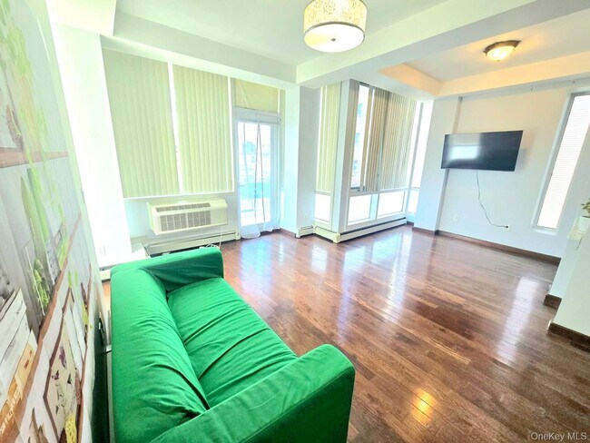 Building Photo - 42-05 Parsons Blvd