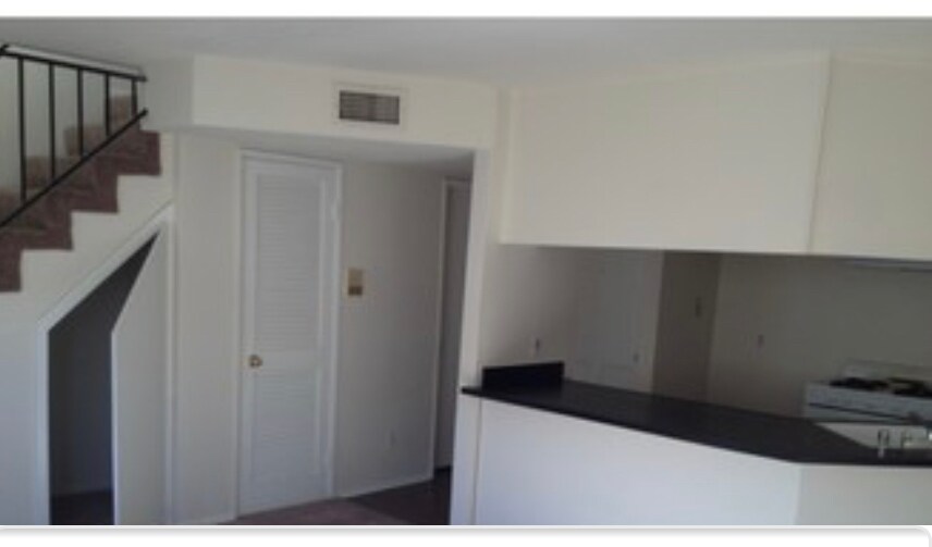 Building Photo - 7349 Balboa Blvd