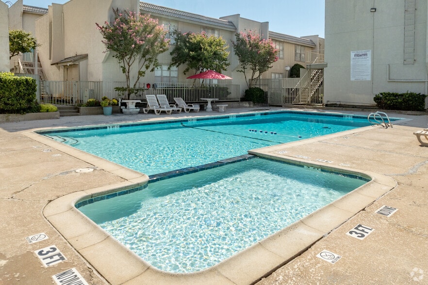 Primary Photo - Forest Park Village