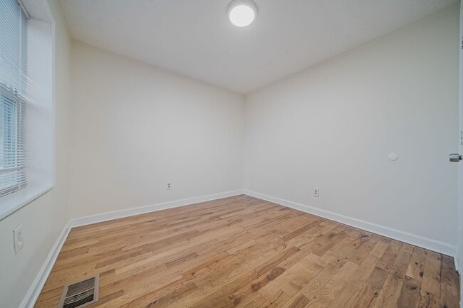 Building Photo - Spacious & Newly Renovated 5-Bedroom Home Available May 9!