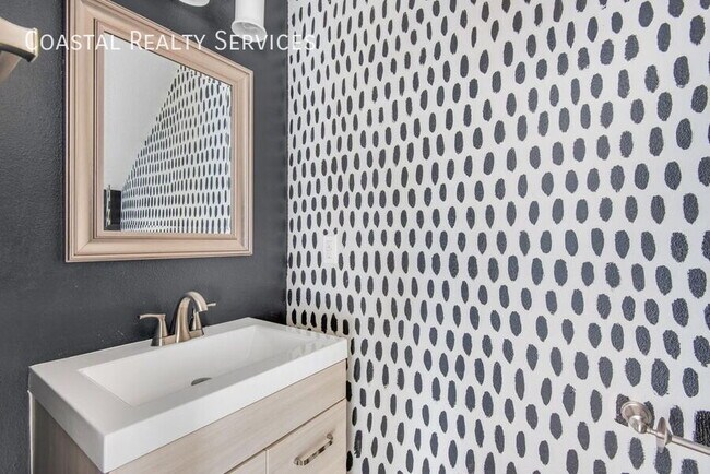 Building Photo - 113 Scranton St