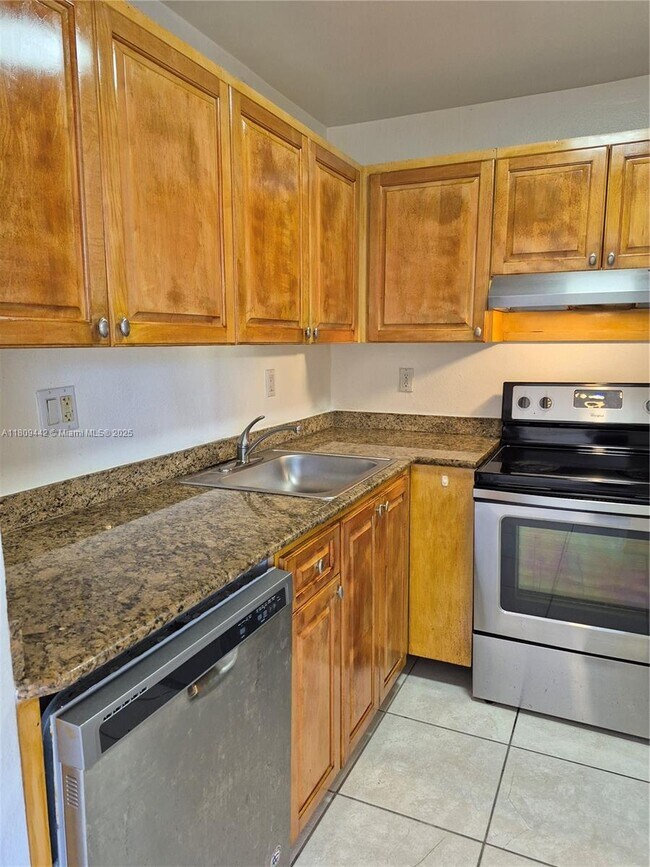 Building Photo - 9320 Fontainebleau Blvd