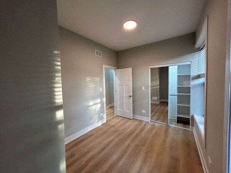 Building Photo - 423 W Belden Ave