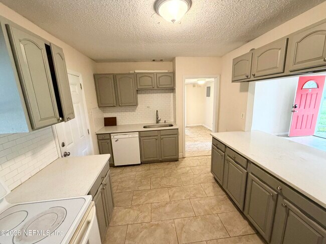 Building Photo - 2052 Navaho Ave
