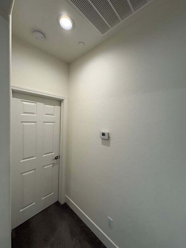 Building Photo - SE Visalia home Rent Ready!