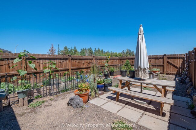 Building Photo - Light and Bright Townhome in NW Redmond!