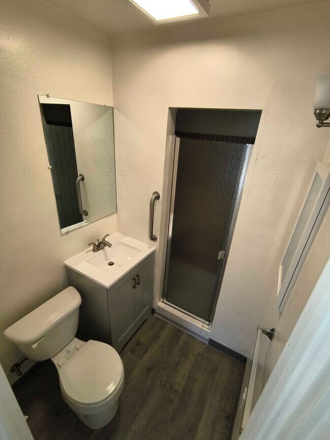 Building Photo - Cute Home in Oildale with Move In Special!