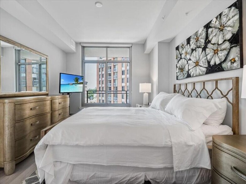 Building Photo - 4836 Rugby Ave