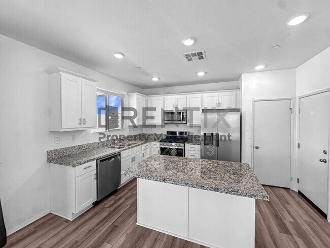 Building Photo - 15739 Yosemite St
