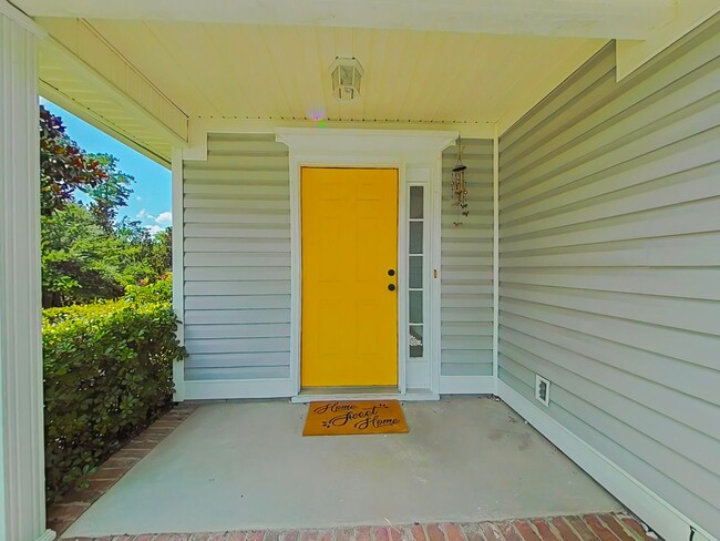 Building Photo - Three bedroom home in Martinez!