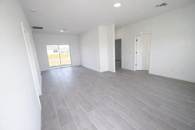 Building Photo - 1141 Columbo Ave S