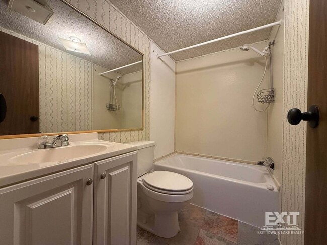 Building Photo - 3 Bedroom, 2 Bathroom Home in a Beautiful Country Setting