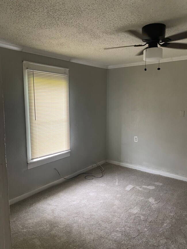 Building Photo - 2 Bedroom Home  with Fenced In Backyard 199.00 first month's rent