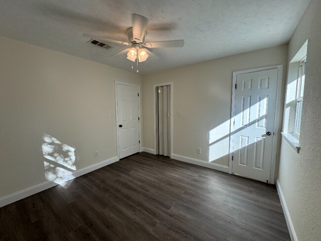 Building Photo - 213 Amellia Pl