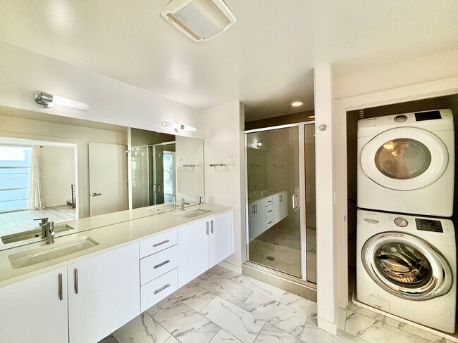 Building Photo - bright and cozy 2b2b townhouse