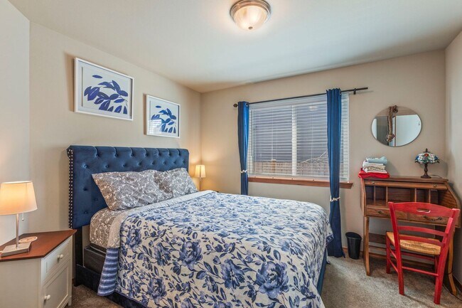 Building Photo - Beautiful 3-bed/2-bath Orting Home in Rive...