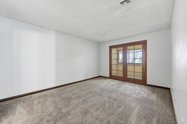 Building Photo - Beautifully Updated 2BR/2BA Downstairs Con...