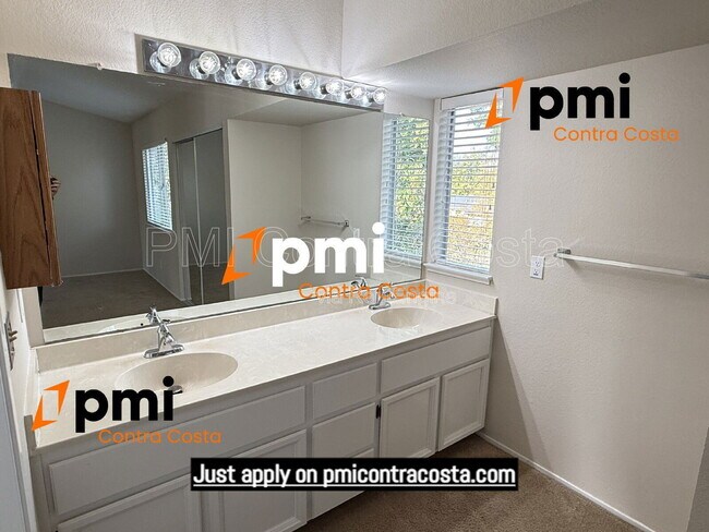 Building Photo - 974 Signal Ct