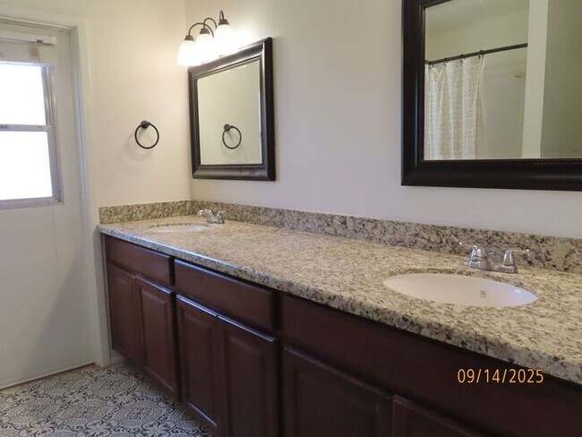 Building Photo - Heather ****$500 Off 1st Month Rent****