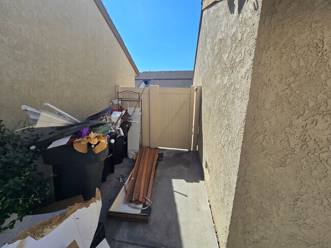 Building Photo - Fantastic 4 Bed, 3 Bath condo!