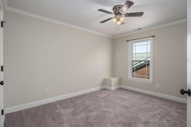 Building Photo - 925 Dearborn Ct