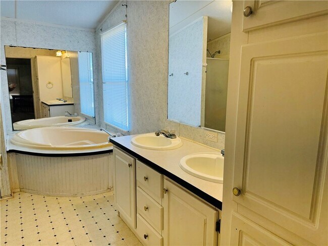 Building Photo - 5389 Riverview Dr