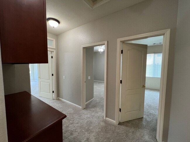 Building Photo - 4 bedrooms, an office and single-story home with a pool!!