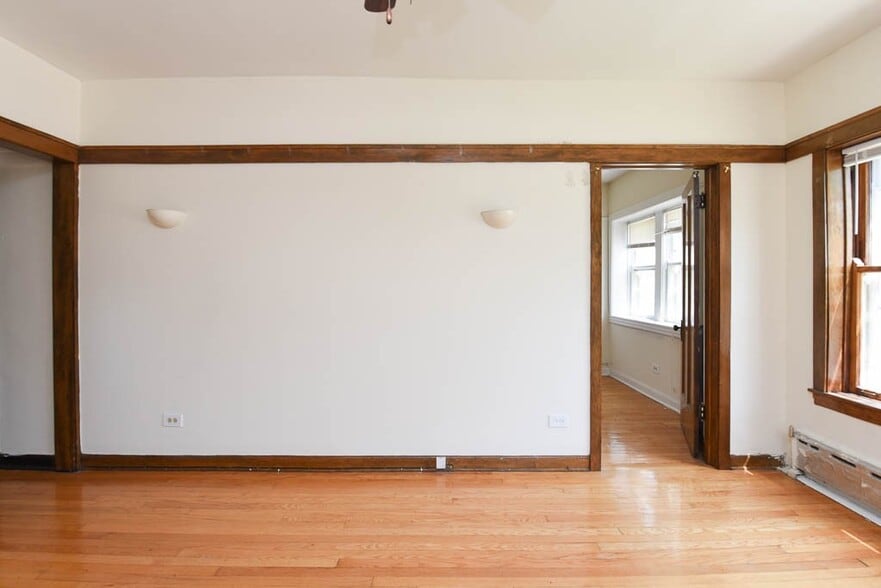 Building Photo - 821 W Waveland Ave