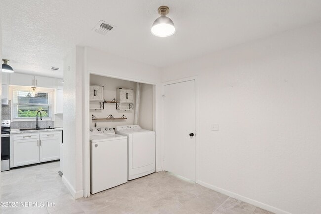 Building Photo - 409 Sailfish Dr E